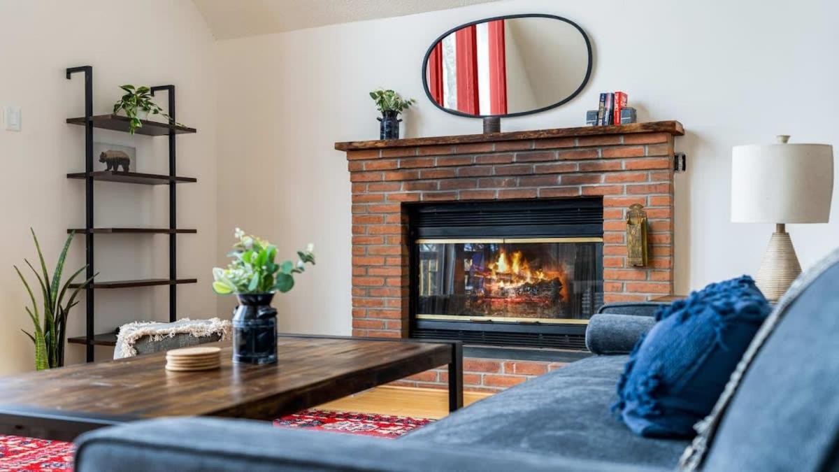 Modern Chalet Cabin W Hot Tub, Deck&Grill, & Wifi! Inwood Esterno foto