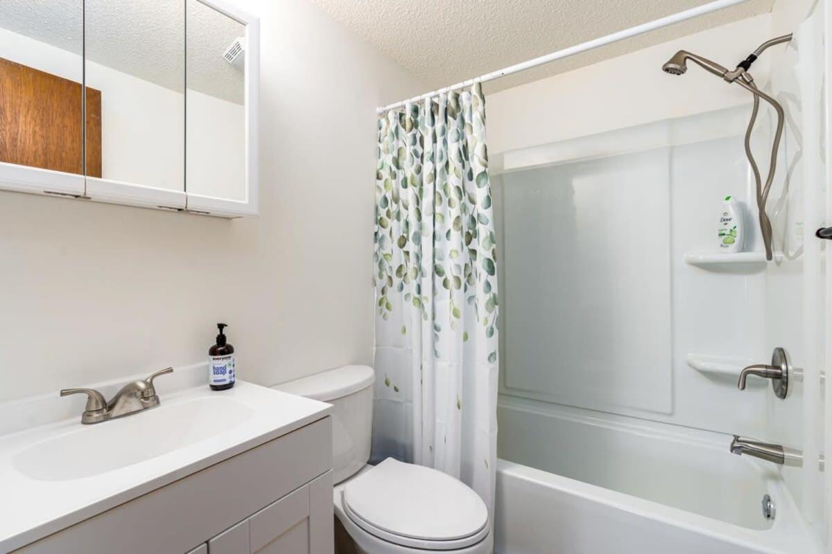 Modern Chalet Cabin W Hot Tub, Deck&Grill, & Wifi! Inwood Esterno foto