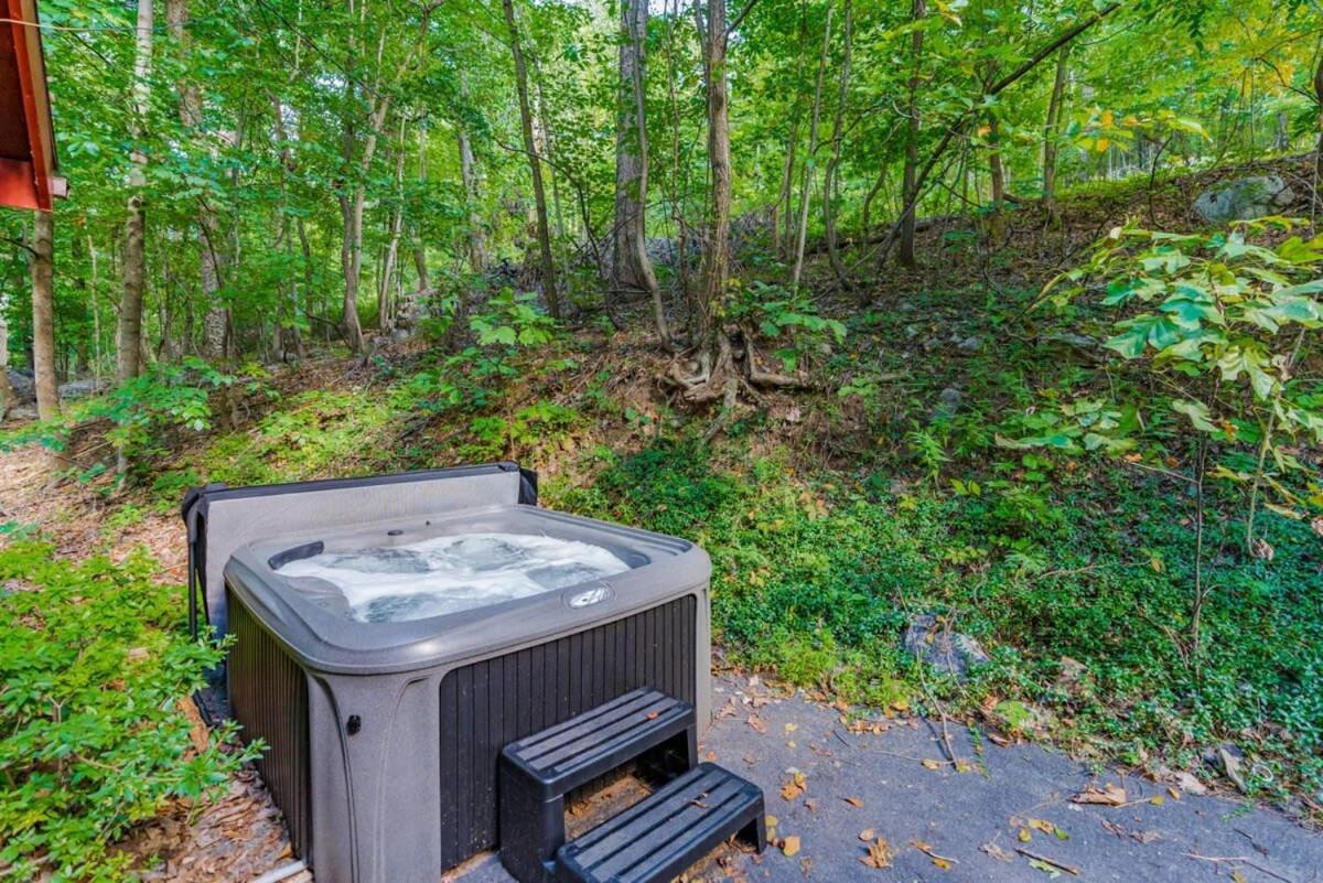 Modern Chalet Cabin W Hot Tub, Deck&Grill, & Wifi! Inwood Esterno foto