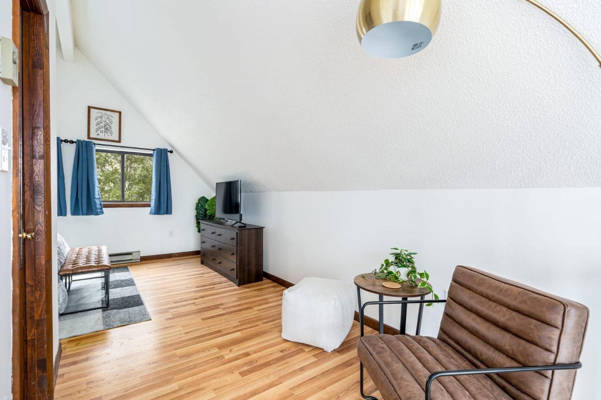 Modern Chalet Cabin W Hot Tub, Deck&Grill, & Wifi! Inwood Esterno foto